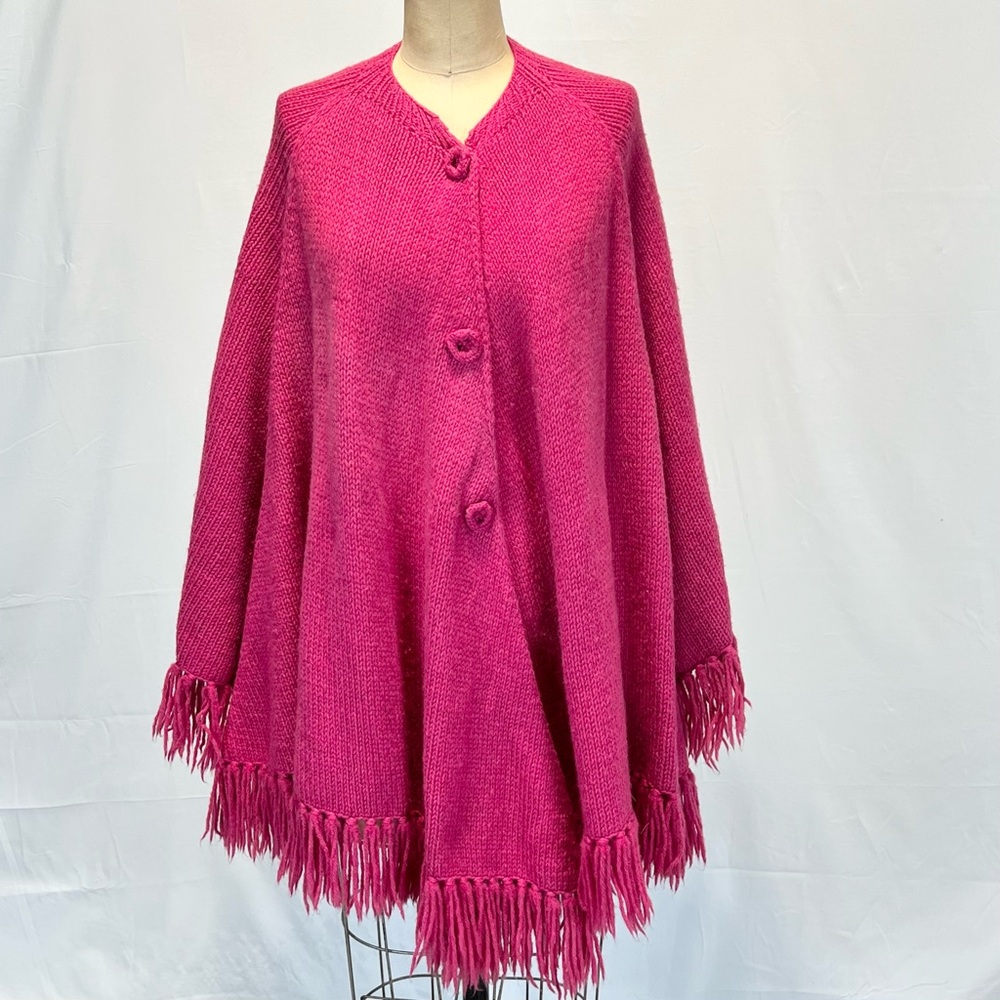 VINTAGE raspberry knit sweater poncho‎ cape wrap fringe button front 60s 70s - Picture 8 of 11